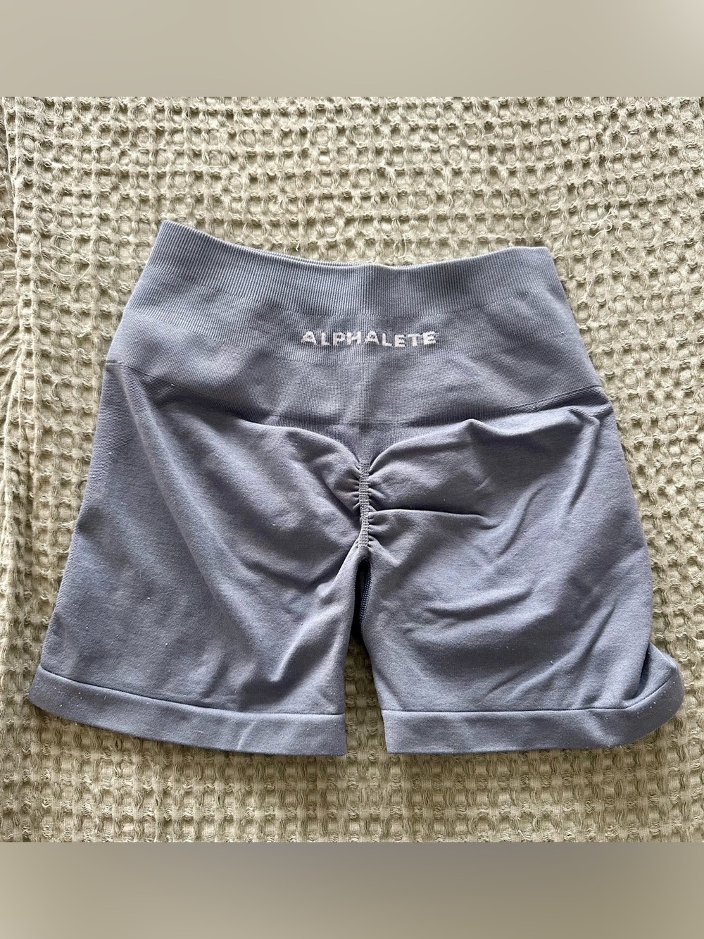 Alphalete Women's Light Gray Scrunch-Back High-Rise Bike Shorts